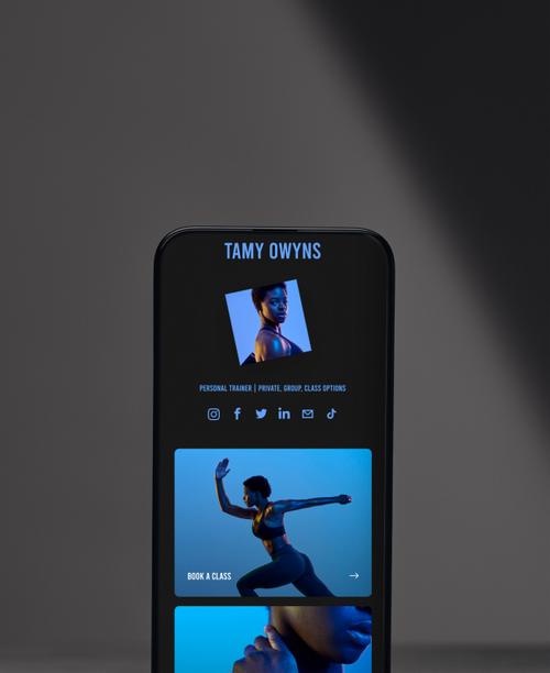 Ein Fitnesstrainer erstellt mithilfe von Squarespace Bio Sites einen Link in Bio für sein Unternehmen.